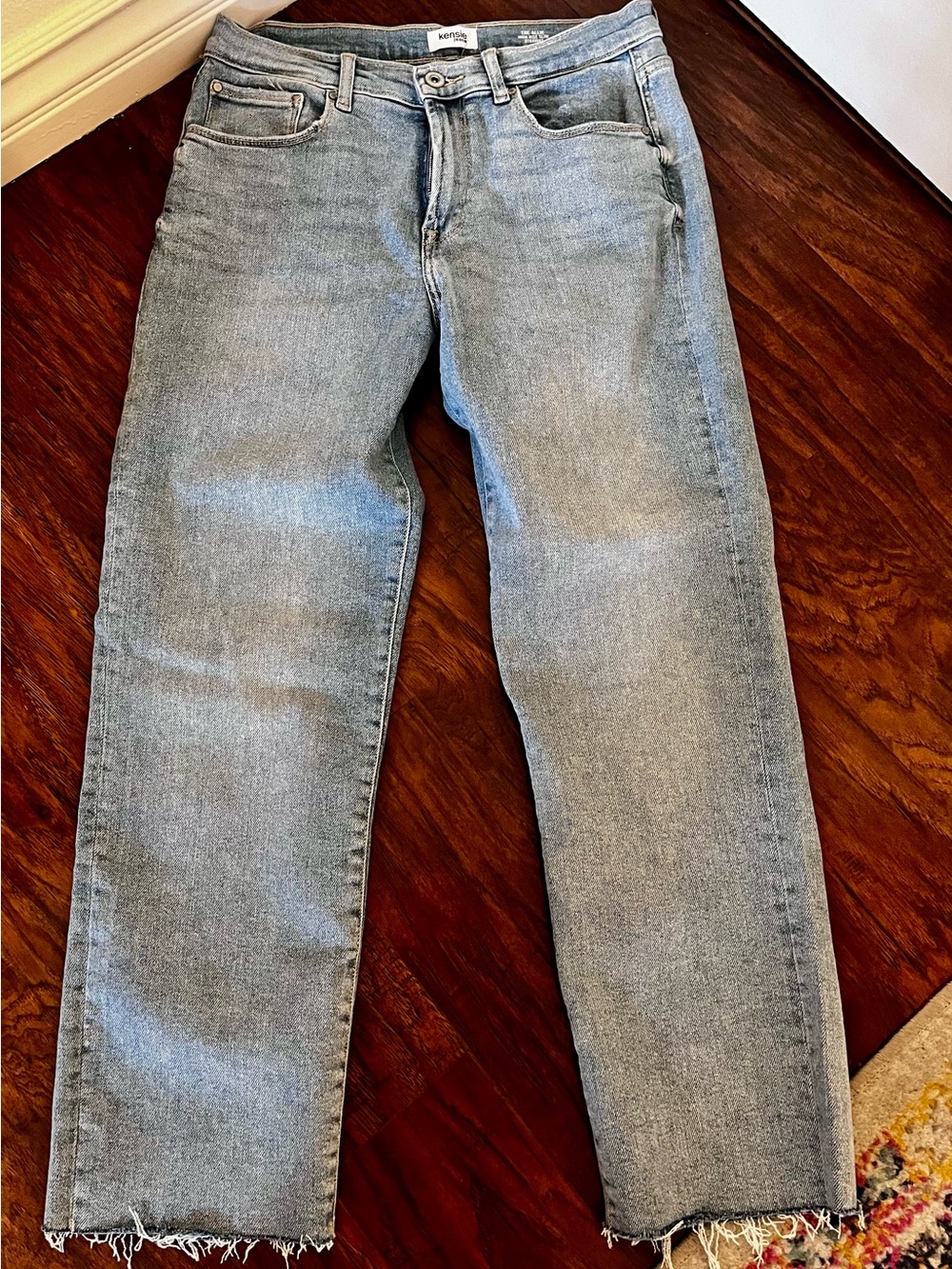 Women’s Kensie Light Wash Straight-Leg Jeans with distressed edges. Size 8